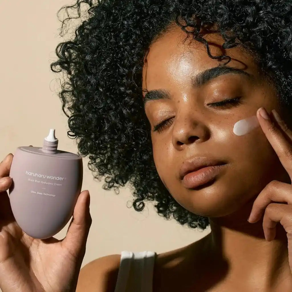 Haruharu wonder Black Rice Hyaluronic Cream 50ml - Crème hydratante vegan intensive pas chère - texture - Kbeauty skincare coréenne Skinorea shop Paris France livraison rapide - yesstyle