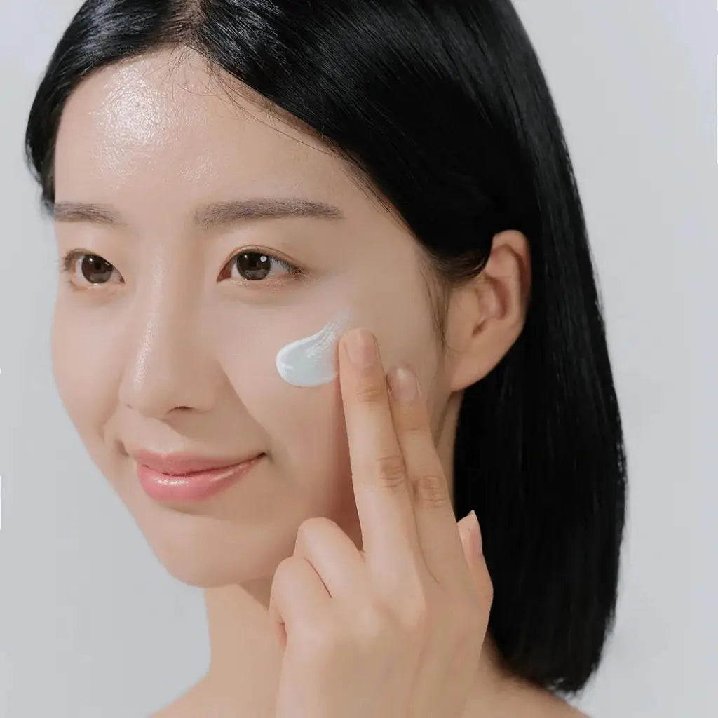 SKIN1004 Centella Hyalu-Cica Water-Fit Sun Serum SPF50 - Crème solaire apaisante - texture - K-beauty soin cosmétique corée Skinorea shop France livraison rapide - yesstyle