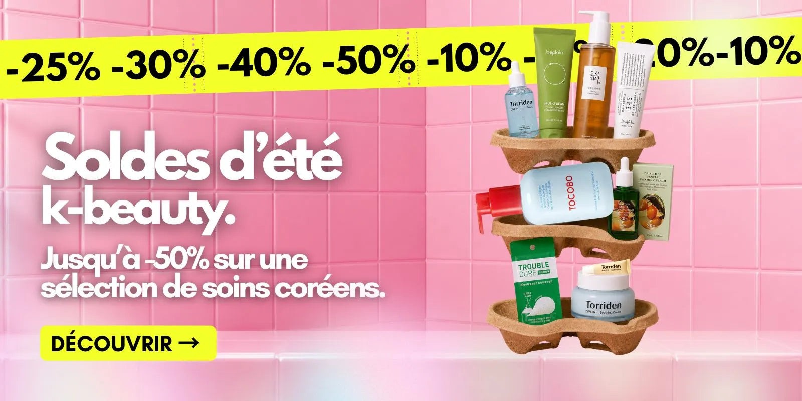 Bannière promotionnelle pour des produits de beauté coréens présentant une étagère en bois à trois niveaux remplie de divers produits de soins de la peau, sur un fond de carreaux roses, avec un texte en français et des pourcentages de réduction.
