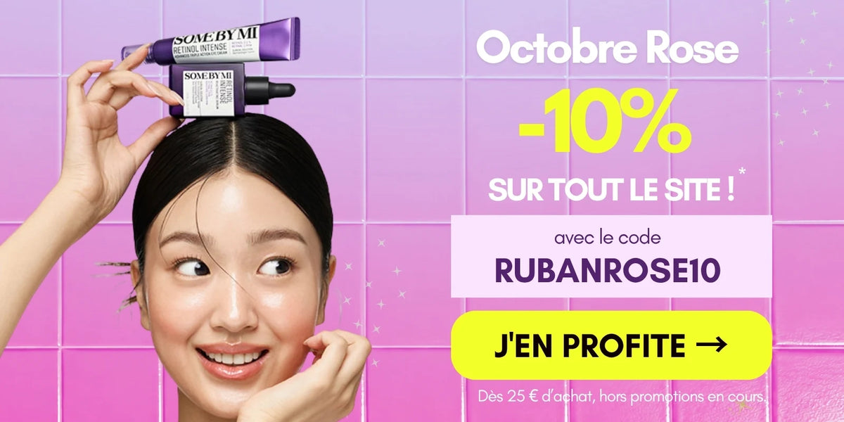 Octobre Rose chez SKINOREA : -10 % sur les soins coréens avec le code RUBANROSE10. Femme présentant des produits SOME BY MI sur fond lilas.